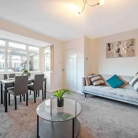 Beautiful 4 Bed - Weekly & Monthly Bookings *