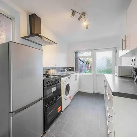 Beautiful 4 Bed - Weekly & Monthly Bookings * Birmingam