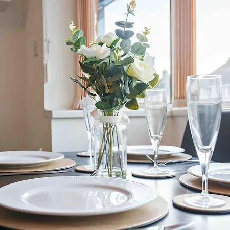 Beautiful 4 Bed - Weekly & Monthly Bookings Сasa de vacaciones *